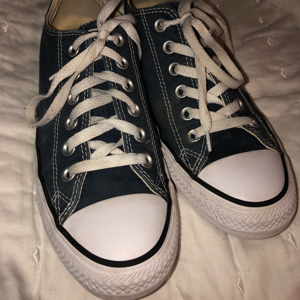 NAVY LOW TOP CONVERSE